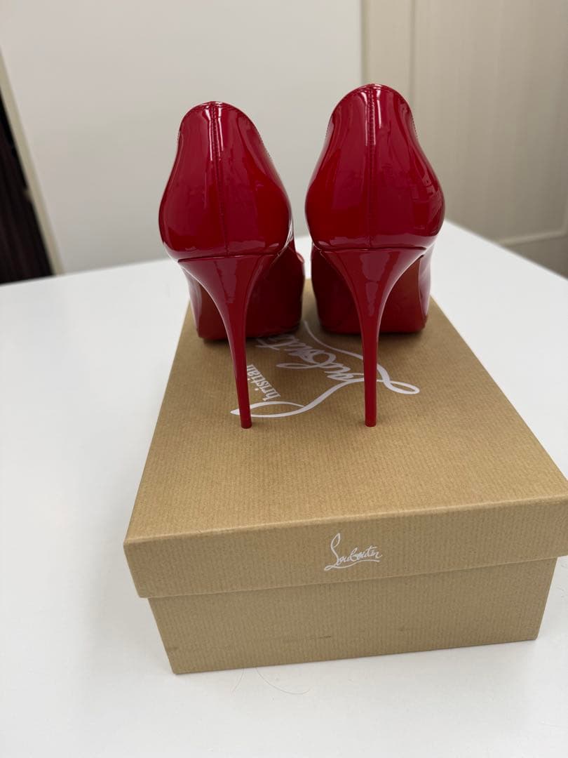Christian Louboutin 赤 エナメル オープントゥ ハイヒール