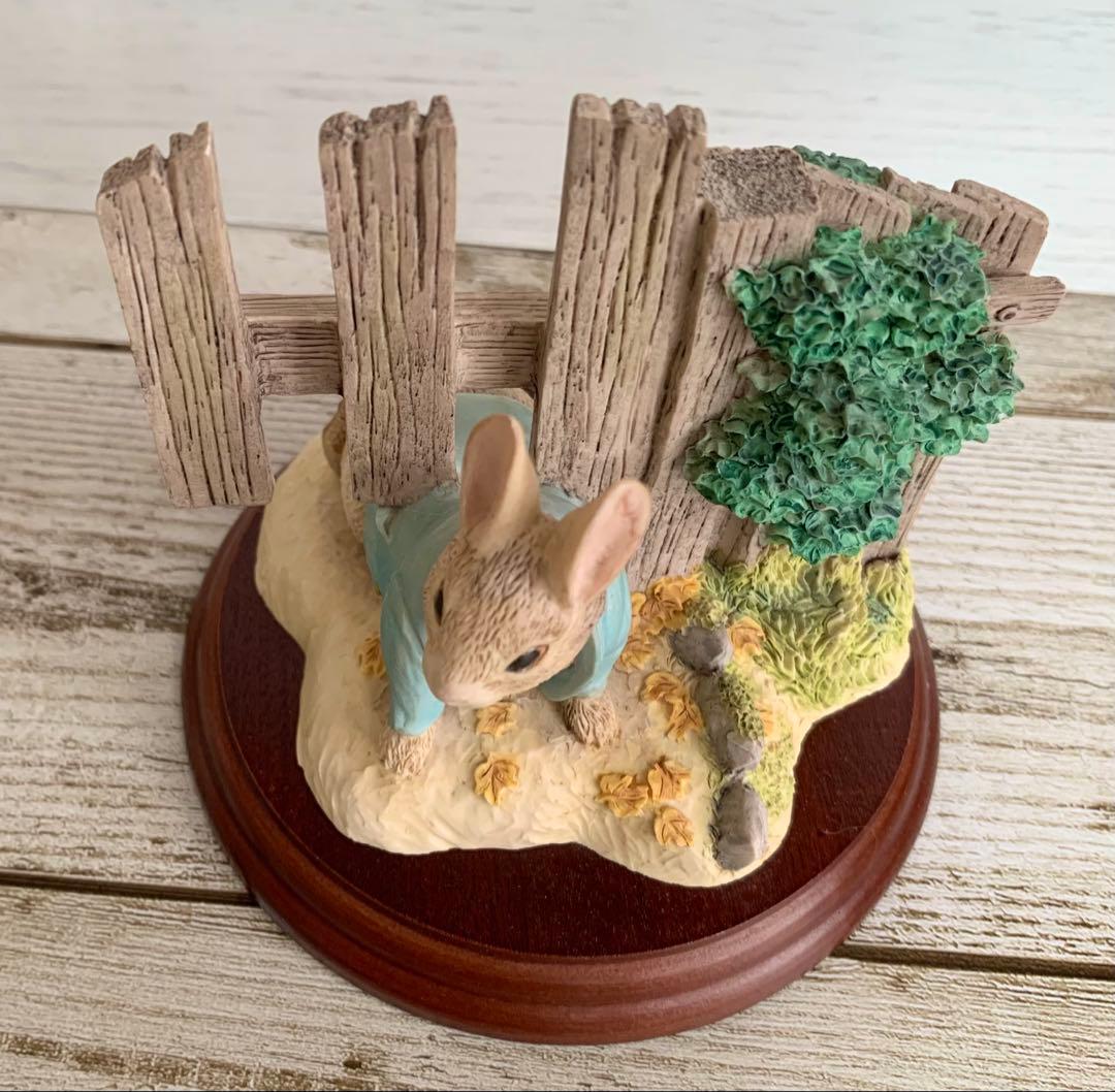 柵をくぐるピーター フィギュリン ピーターラビット 置物