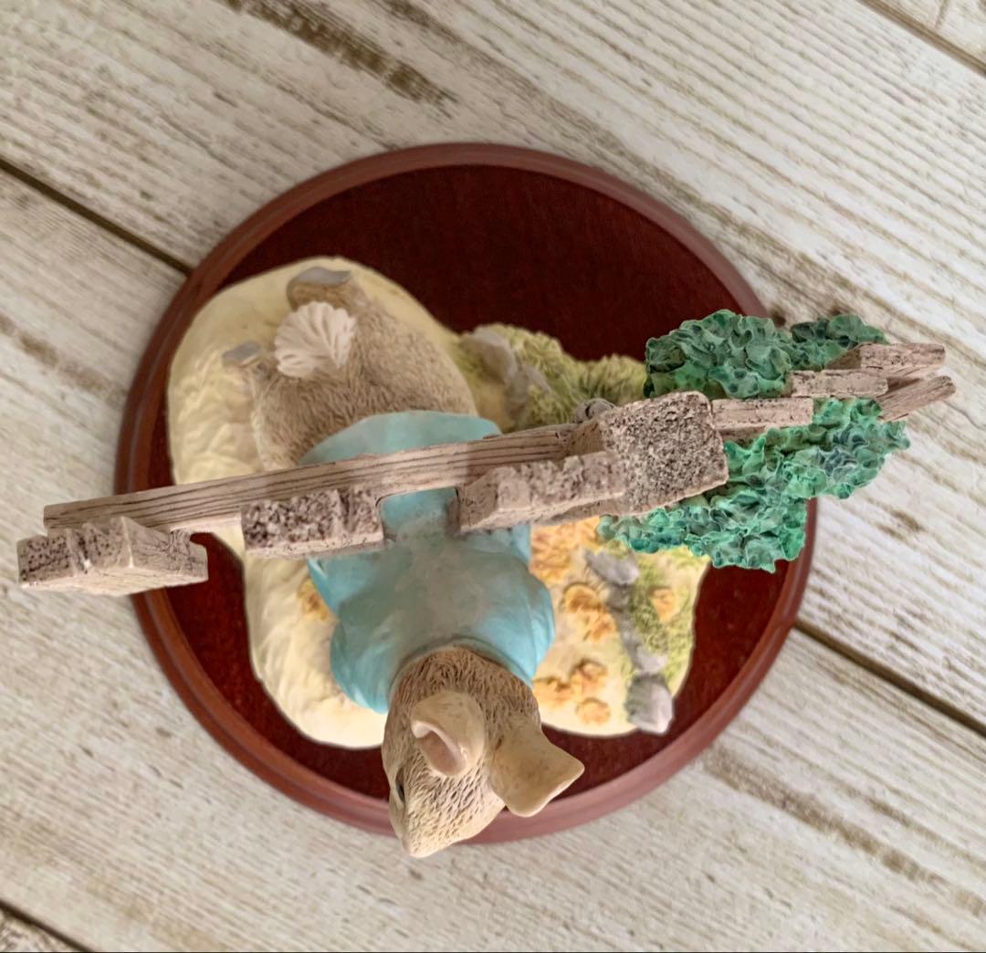 柵をくぐるピーター フィギュリン ピーターラビット 置物