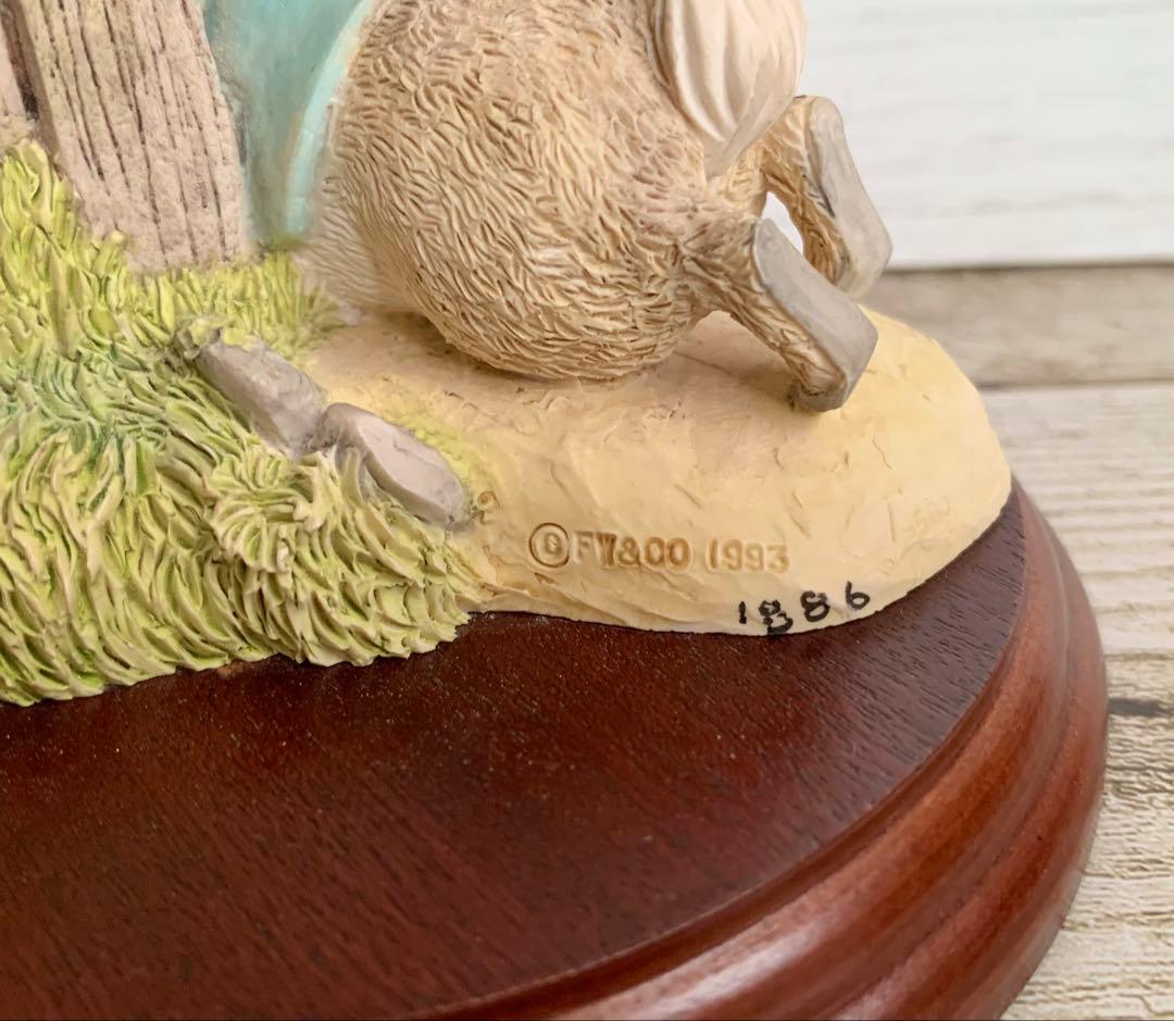 柵をくぐるピーター フィギュリン ピーターラビット 置物