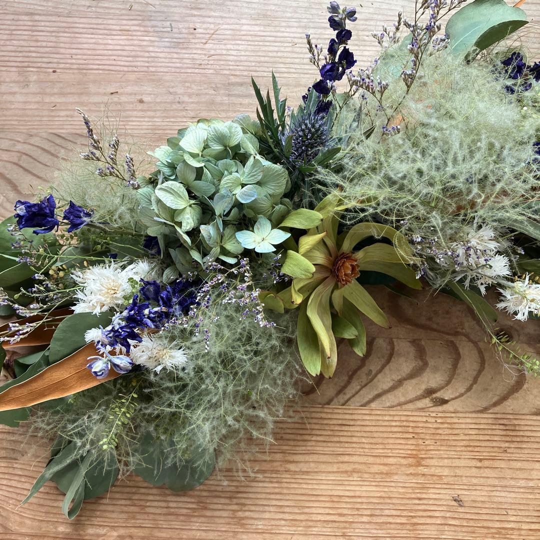 リューカデンドロンとアンティーク紫陽花の壁掛けアレンジ　スモークツリー