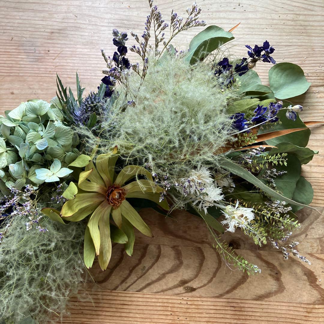 リューカデンドロンとアンティーク紫陽花の壁掛けアレンジ　スモークツリー