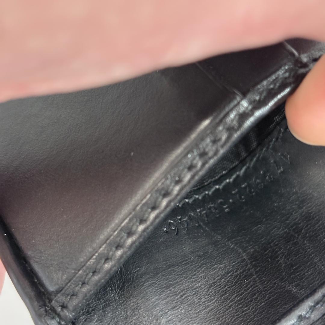 GUCCIのブラックレザー二つ折り財布、GGパターンデザイン