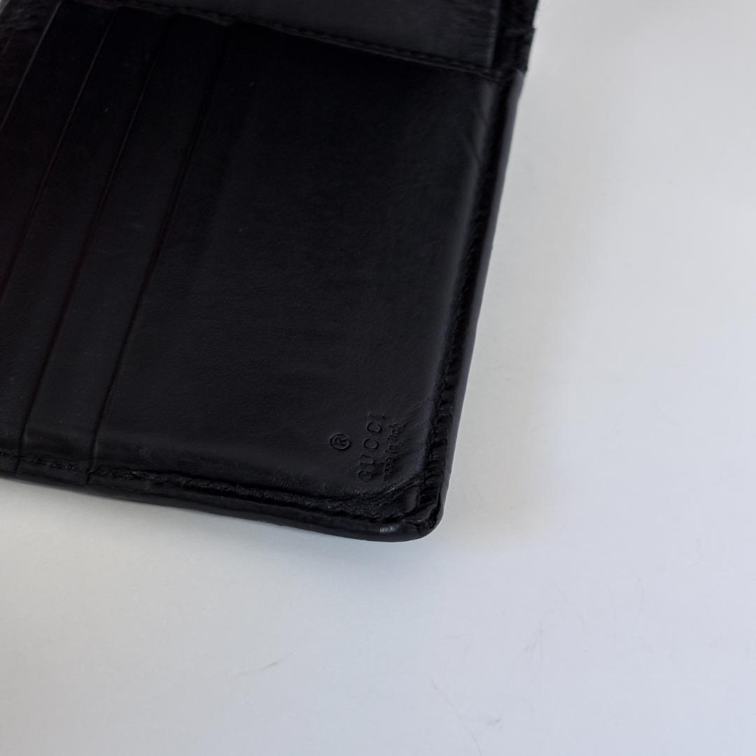 GUCCIのブラックレザー二つ折り財布、GGパターンデザイン