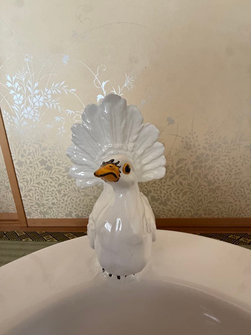 陶器製の白い鳥の置物