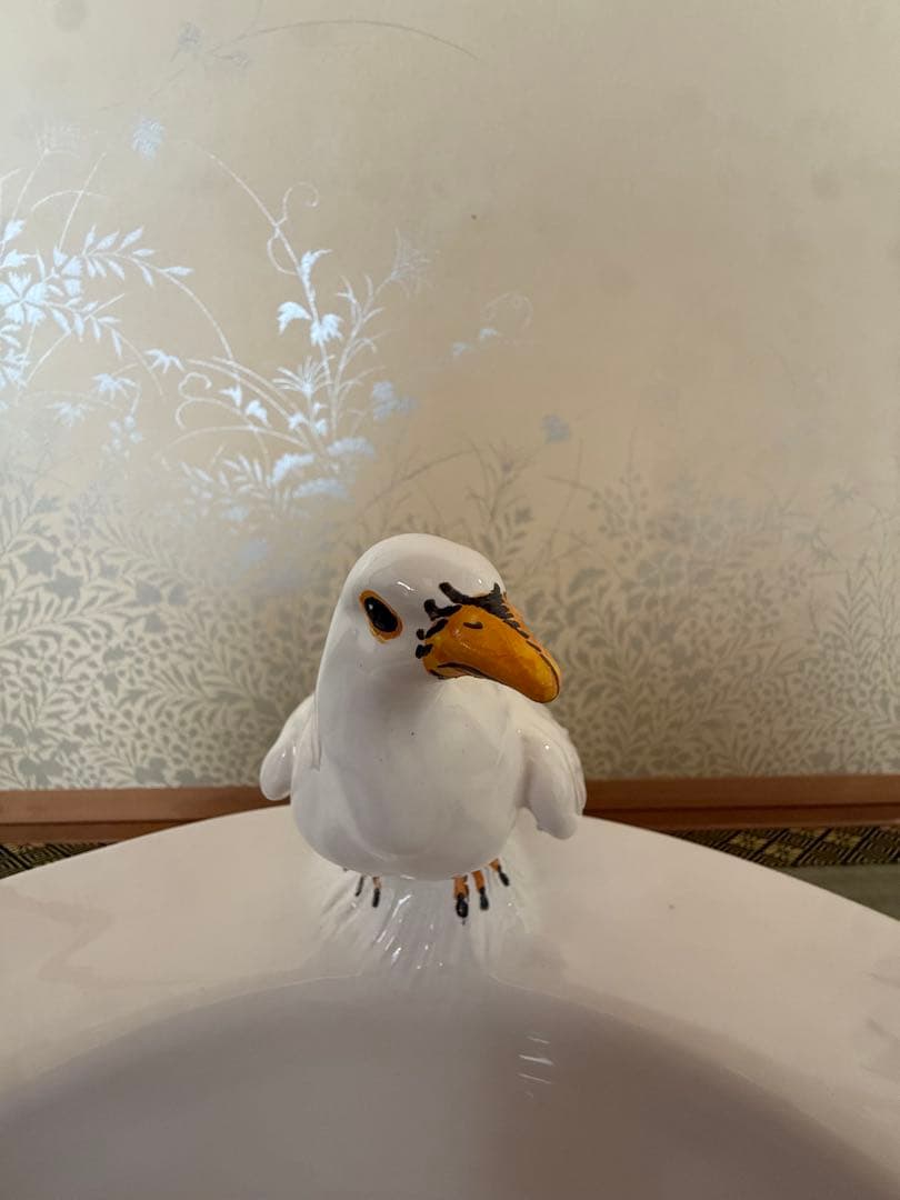 陶器製の白い鳥の置物