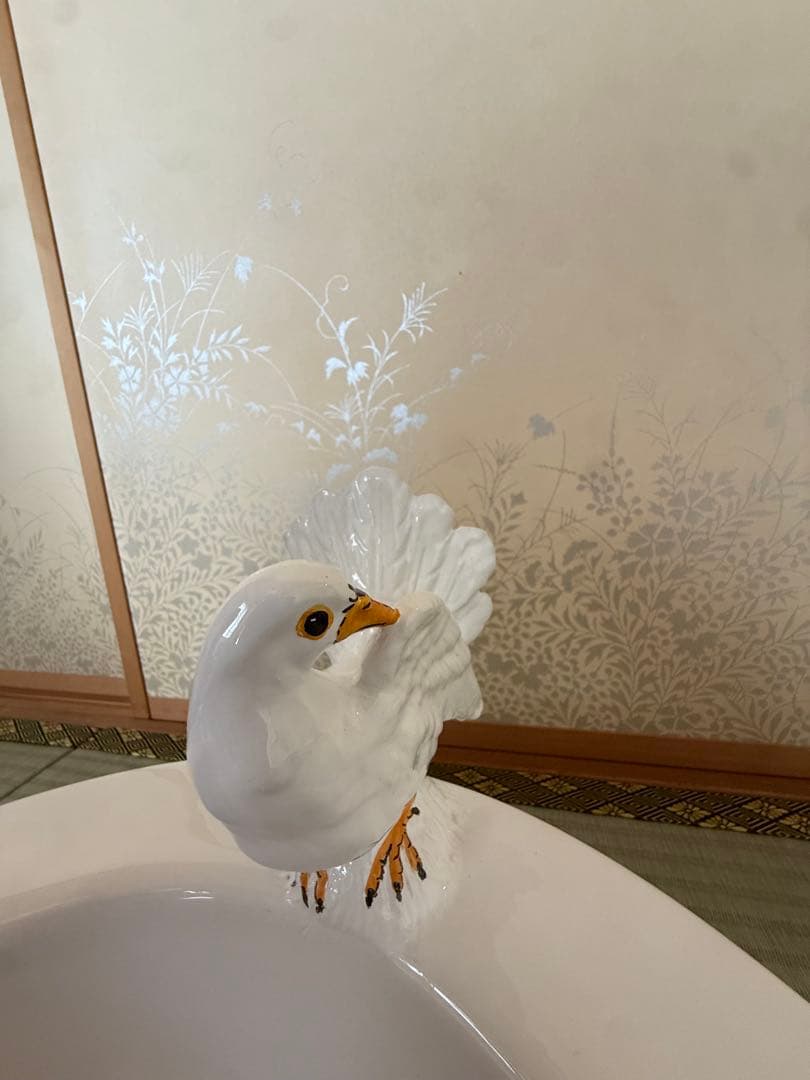 陶器製の白い鳥の置物