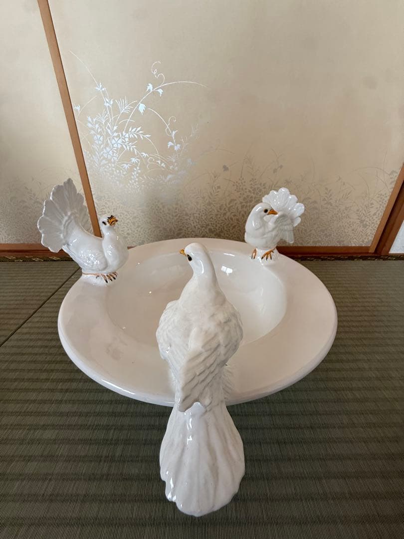 陶器製の白い鳥の置物