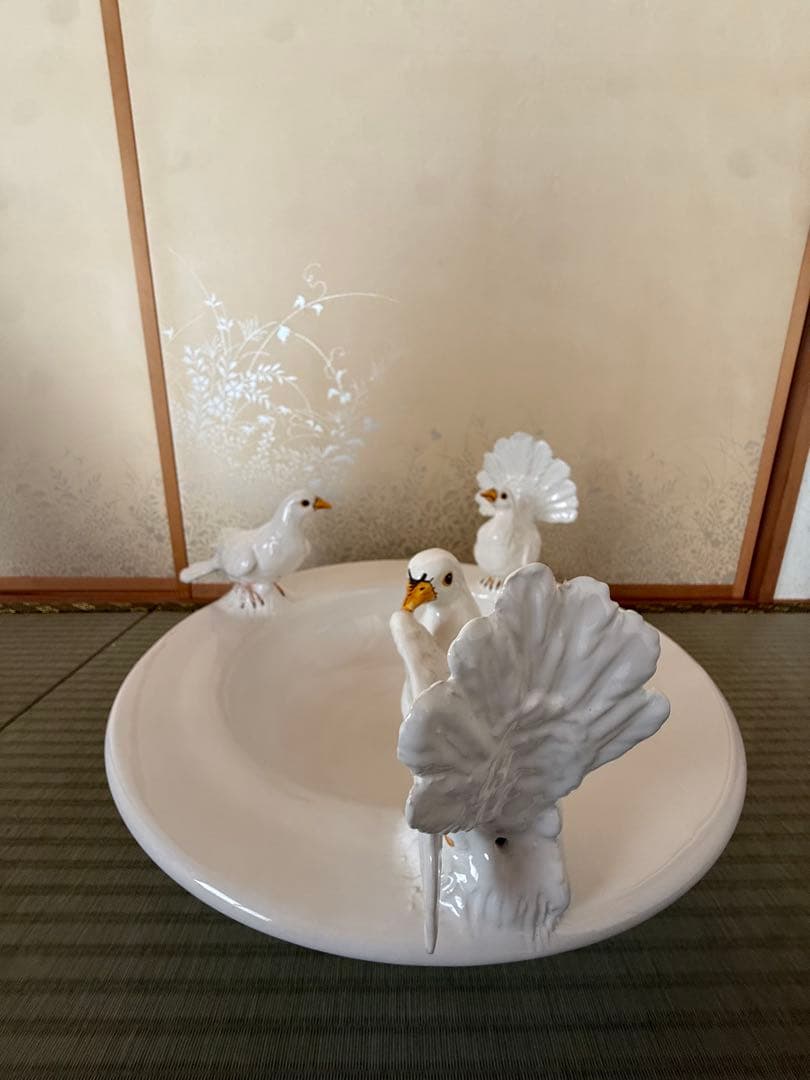 陶器製の白い鳥の置物