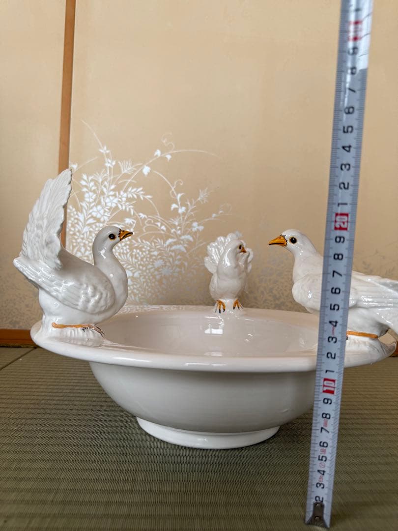 陶器製の白い鳥の置物