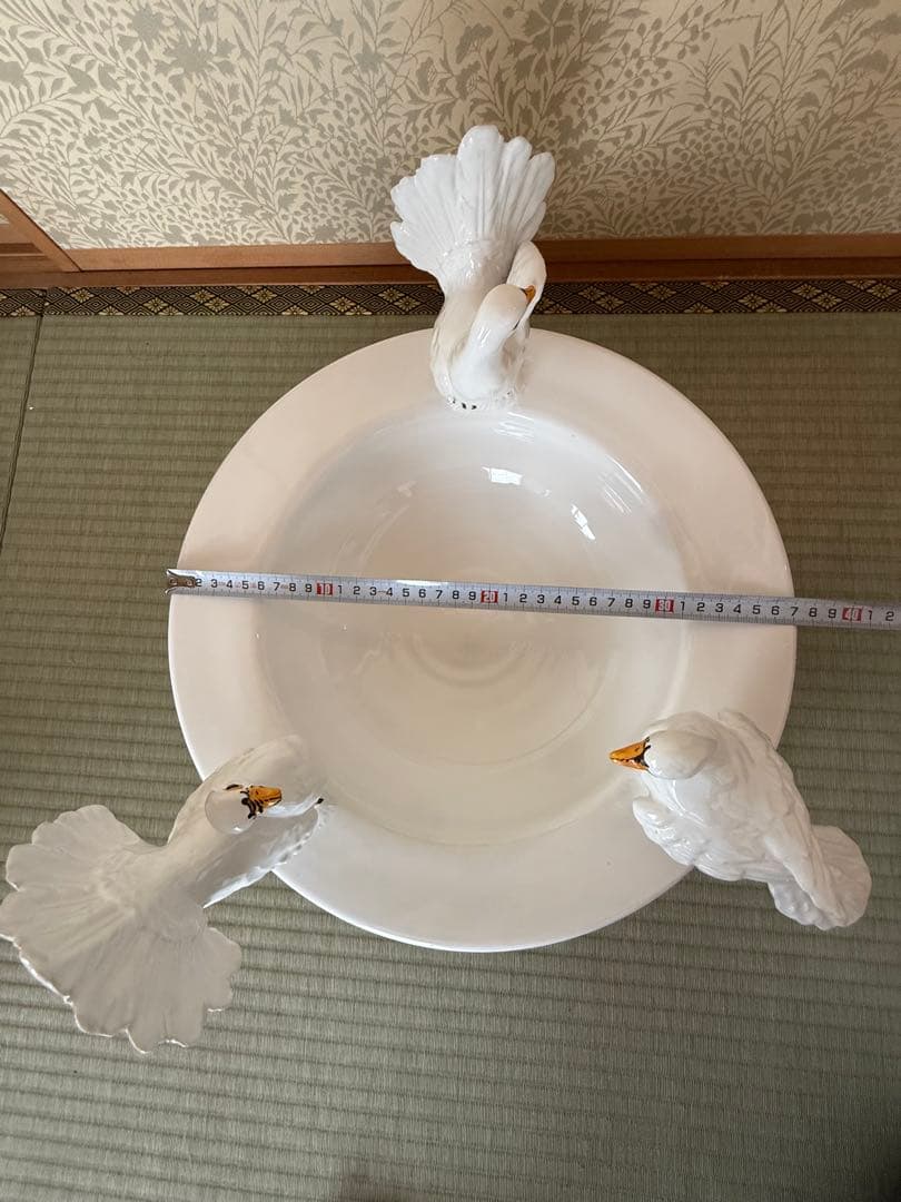 陶器製の白い鳥の置物