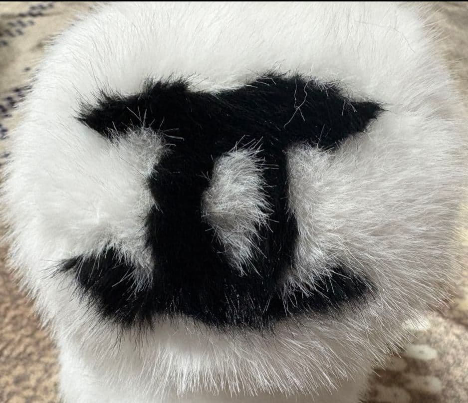 ckoelホワイトファーCC耳あて✨新品✨イヤーマフラー ココシャネ黒ロゴ