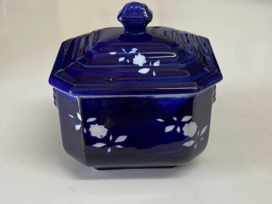 Choisy le Roi 蓋付きの器