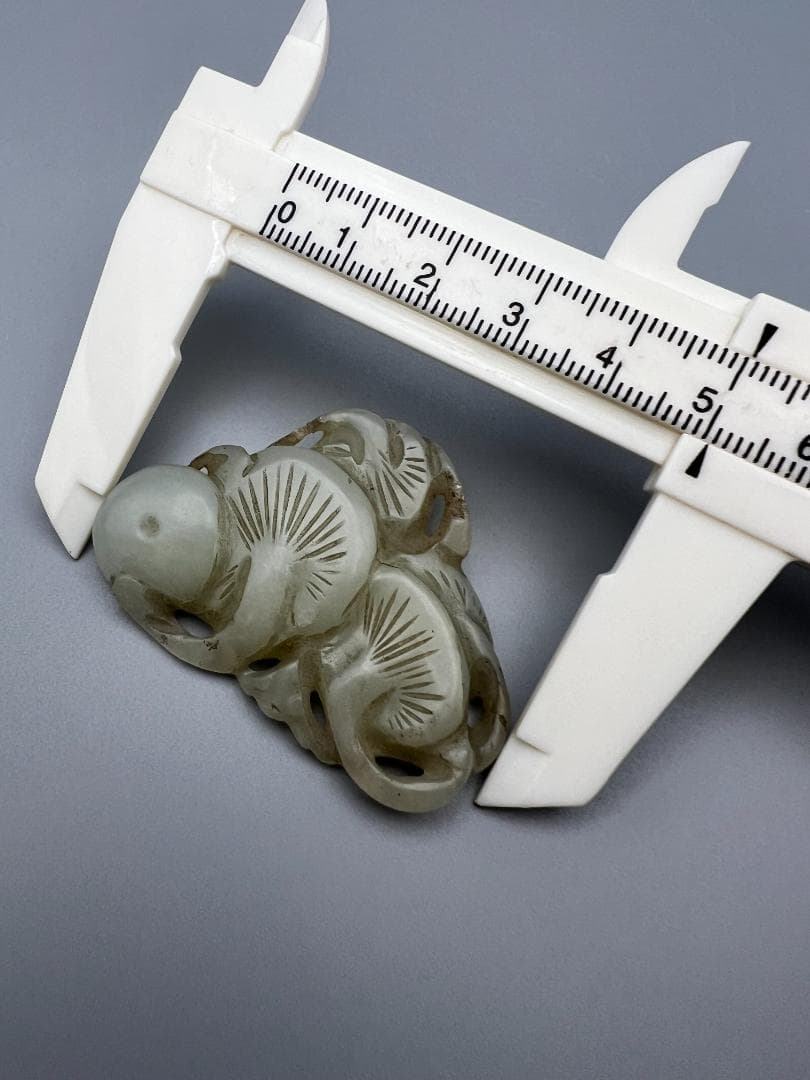 お酒大好き古玉　和田玉　松彫　根付　手彫　重量約22g