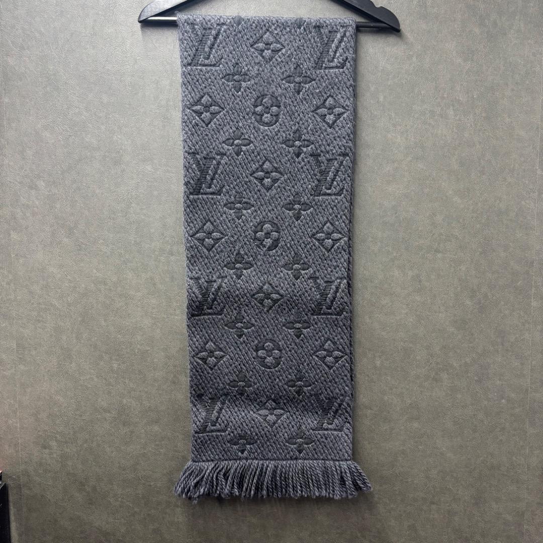 LOUIS VUITTON エンシャルプ ロゴマニア モノグラムマフラー