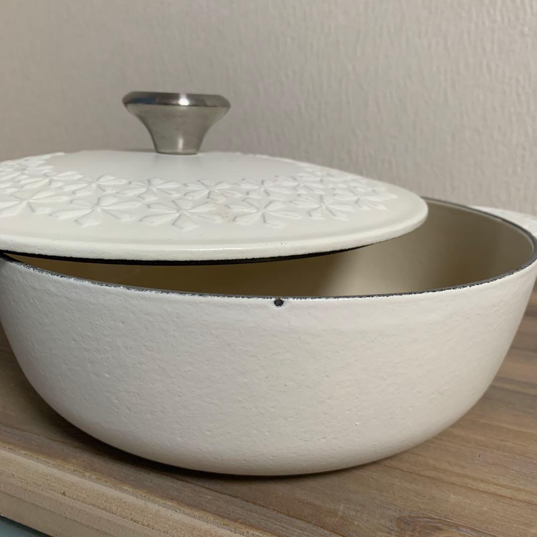 【限定レア】ル・クルーゼ　フラワーレリーフソーシエフライパン　片手鍋　蓋つきなべ