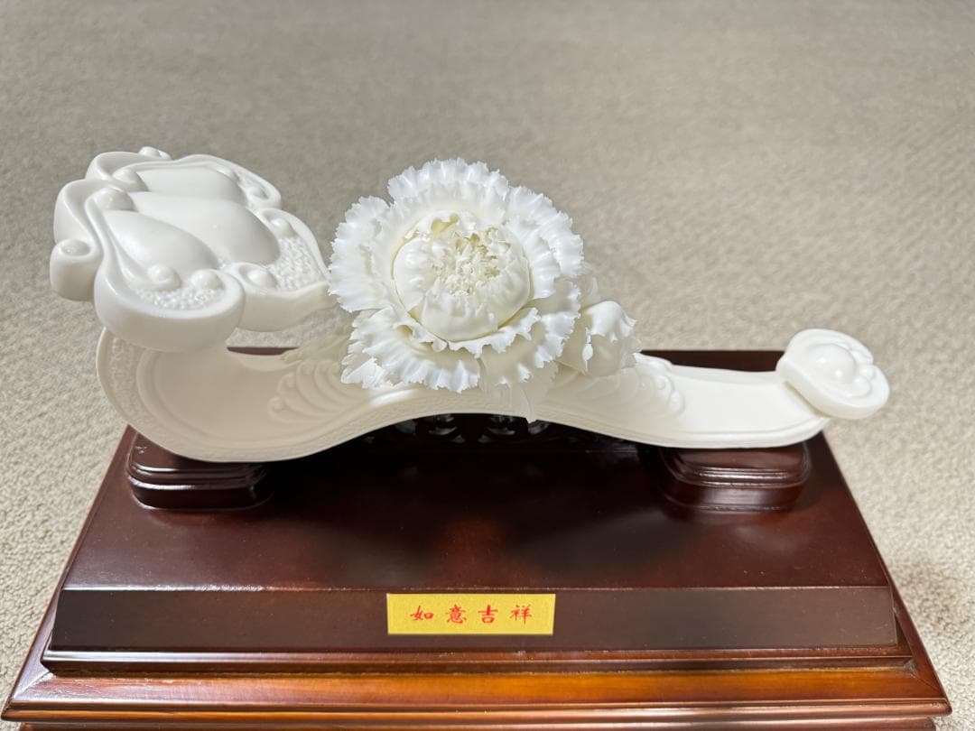 (鄭少偉作品）白色の白色の花彫刻 アートオブジェ ガラスケース付き