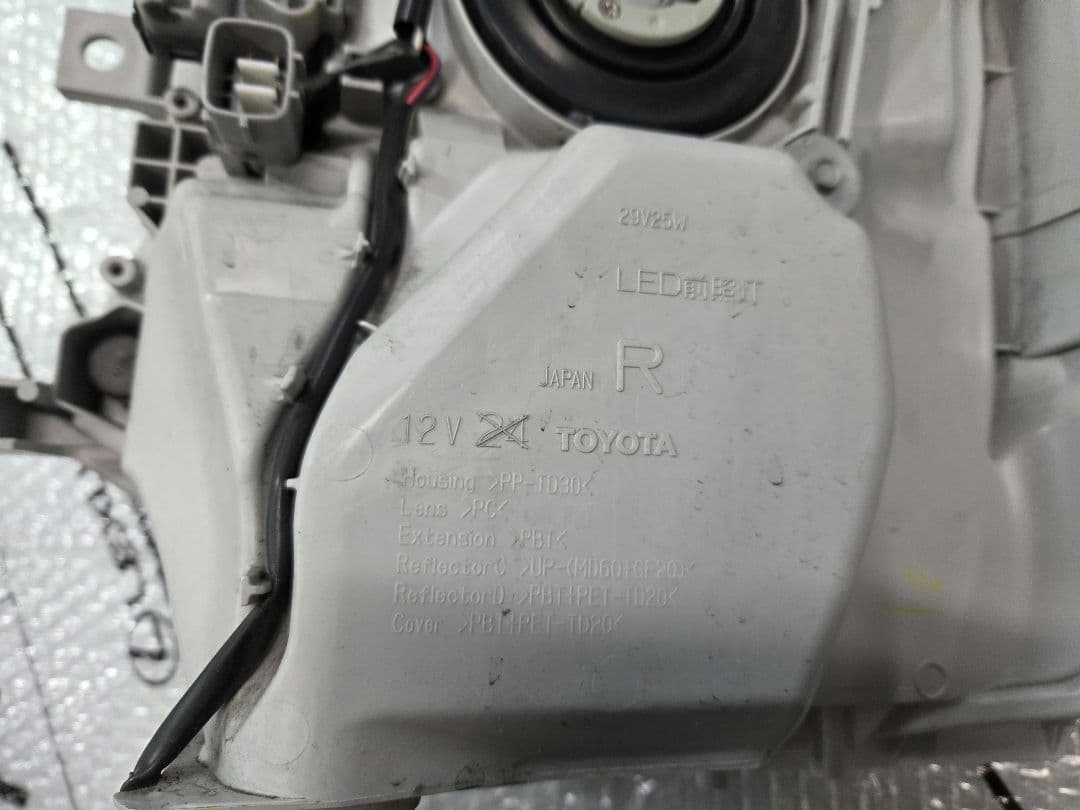 トヨタ　ハイエース　TRH200V　右LEDヘッドライト