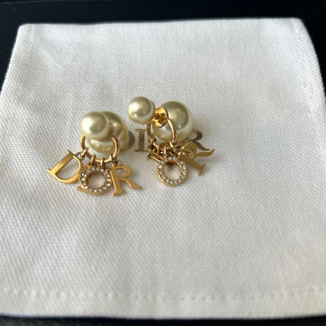 Dior パール ロゴ ピアス