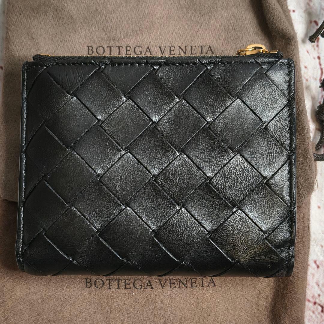 【現行／美品】ボッテガヴェネタ イントレ二つ折り財布 スモール IC搭載／黒E