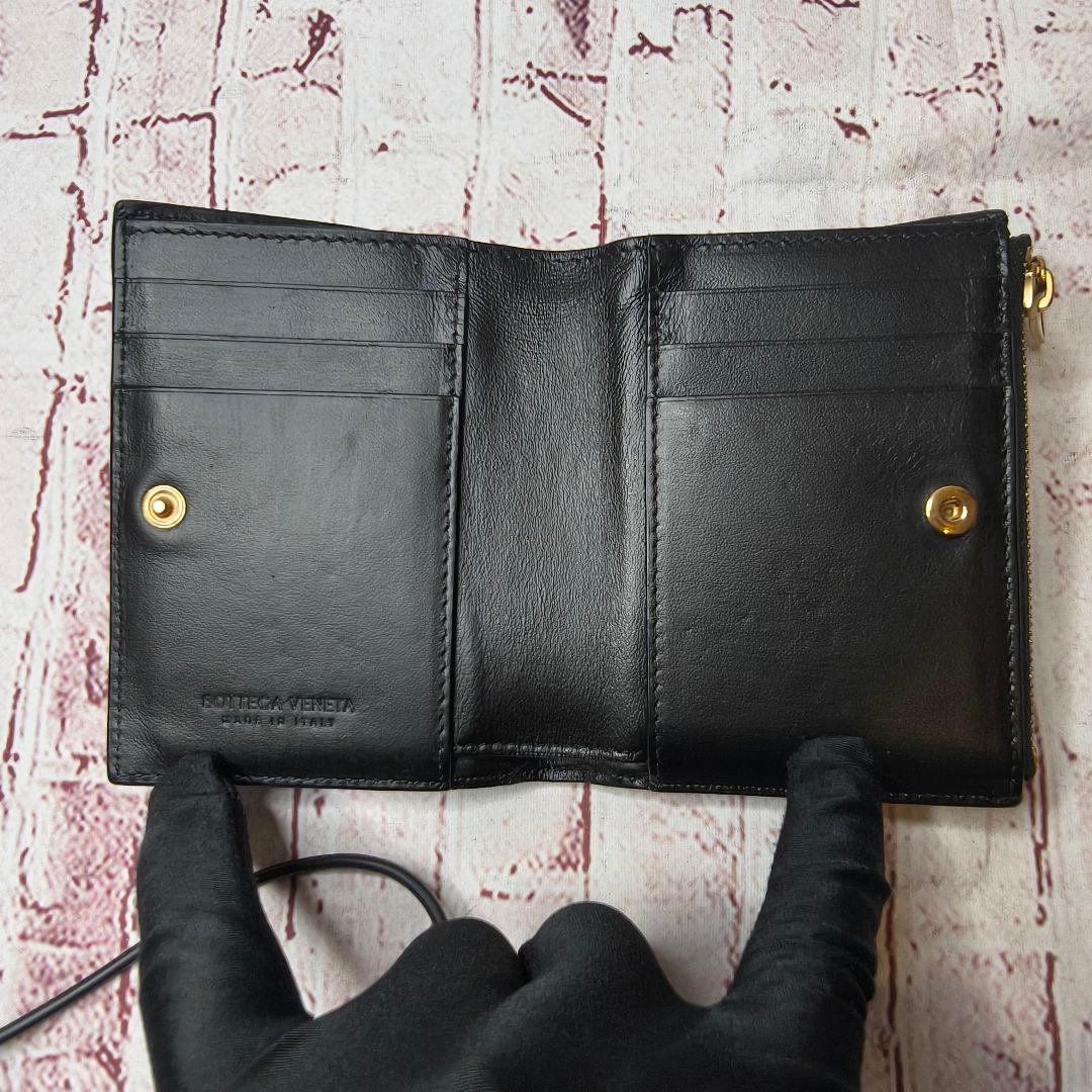【現行／美品】ボッテガヴェネタ イントレ二つ折り財布 スモール IC搭載／黒E