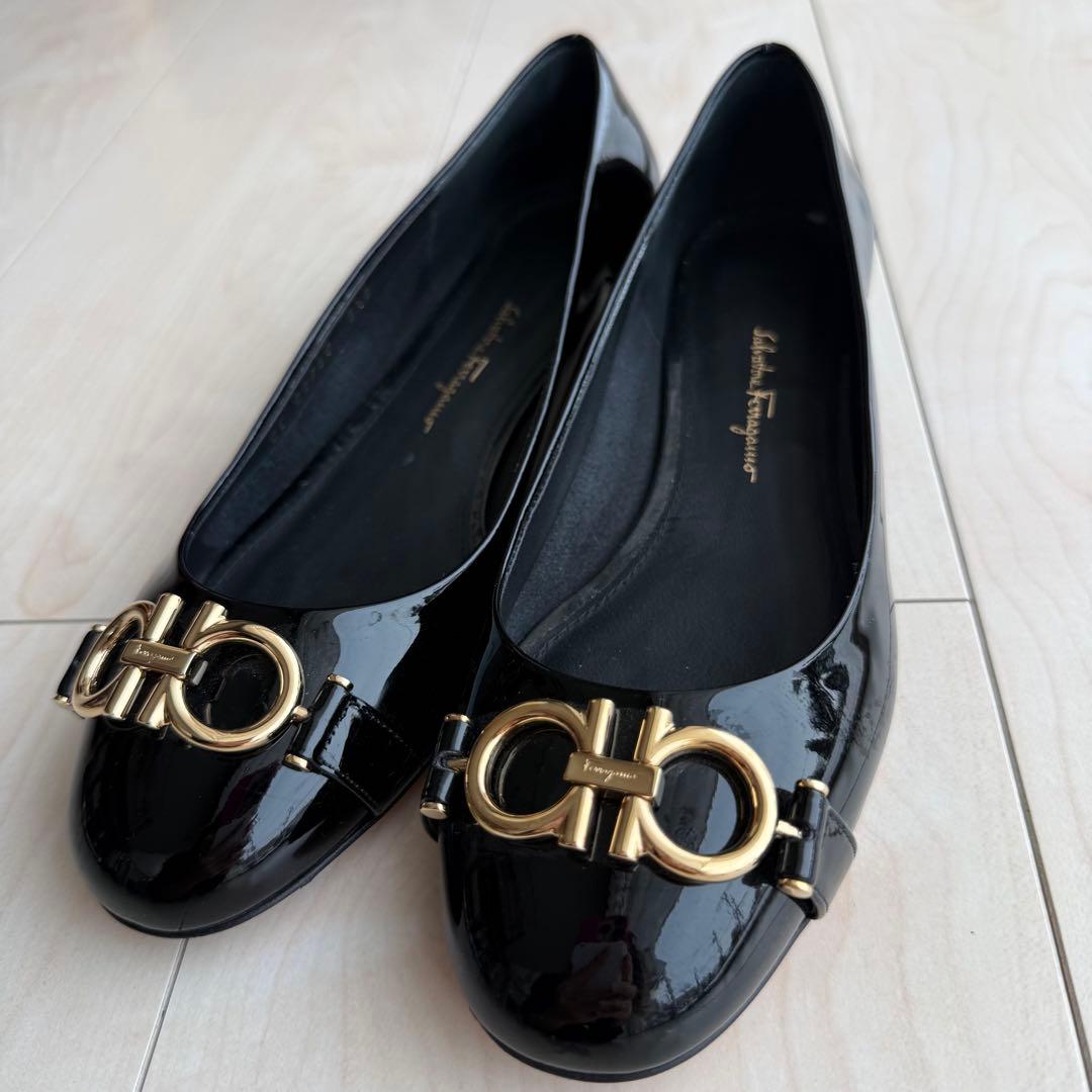 フェラガモ　フラットシューズ　パンプス　靴　レディース　黒　エナメル　23