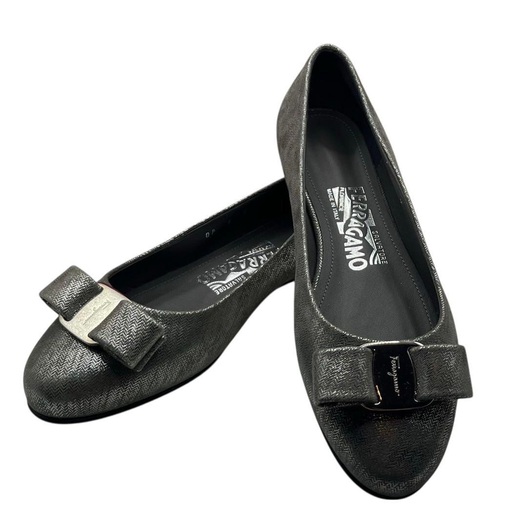 【極美品】Ferragamo⭐︎パンプス⭐︎22.5cm⭐︎シルバー⭐︎ほぼ未使用