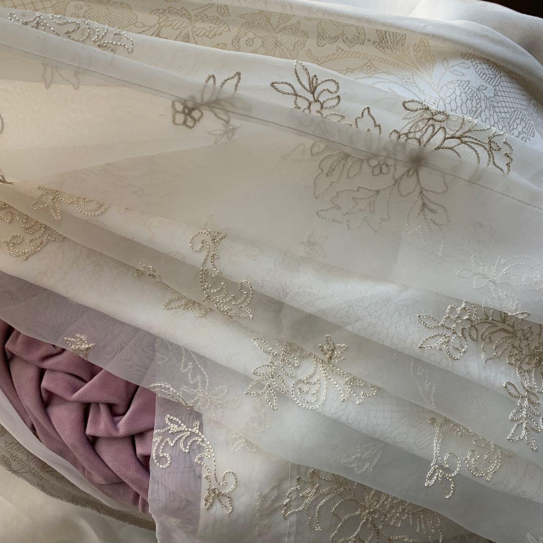 ドレッシー キラキラ刺しゅう遮光二重カーテン２枚　サンコロナ小田　完売品