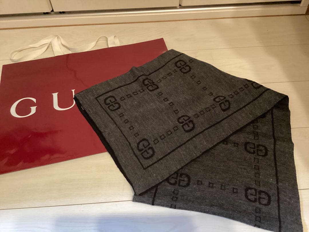 美品グッチGUCCI グレー ロゴ入り マフラースカーフ本物