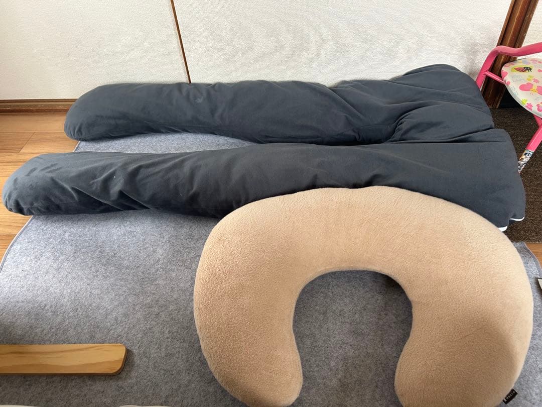 グレーのフリースロングクッション U字型