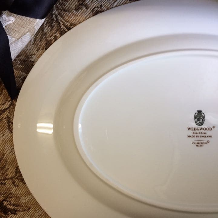 黒壺 WEDEWOOD CALIFORNIA 英国の輝きを纏う オーバルプラター