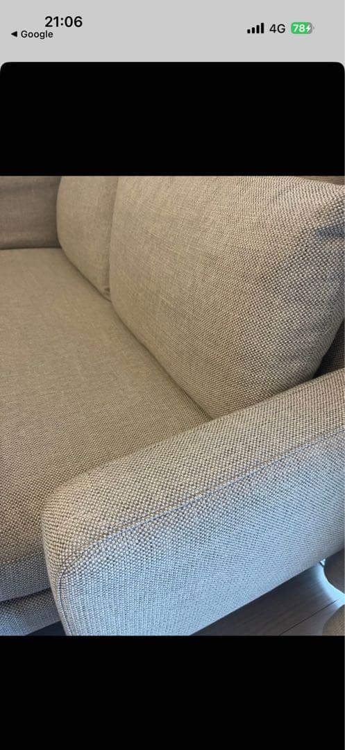 グレージュのファブリックソファ