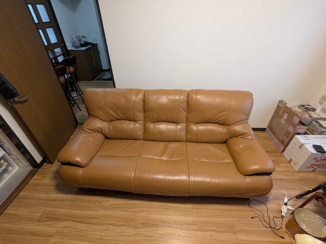 ベージュ合成皮革3人掛けソファ