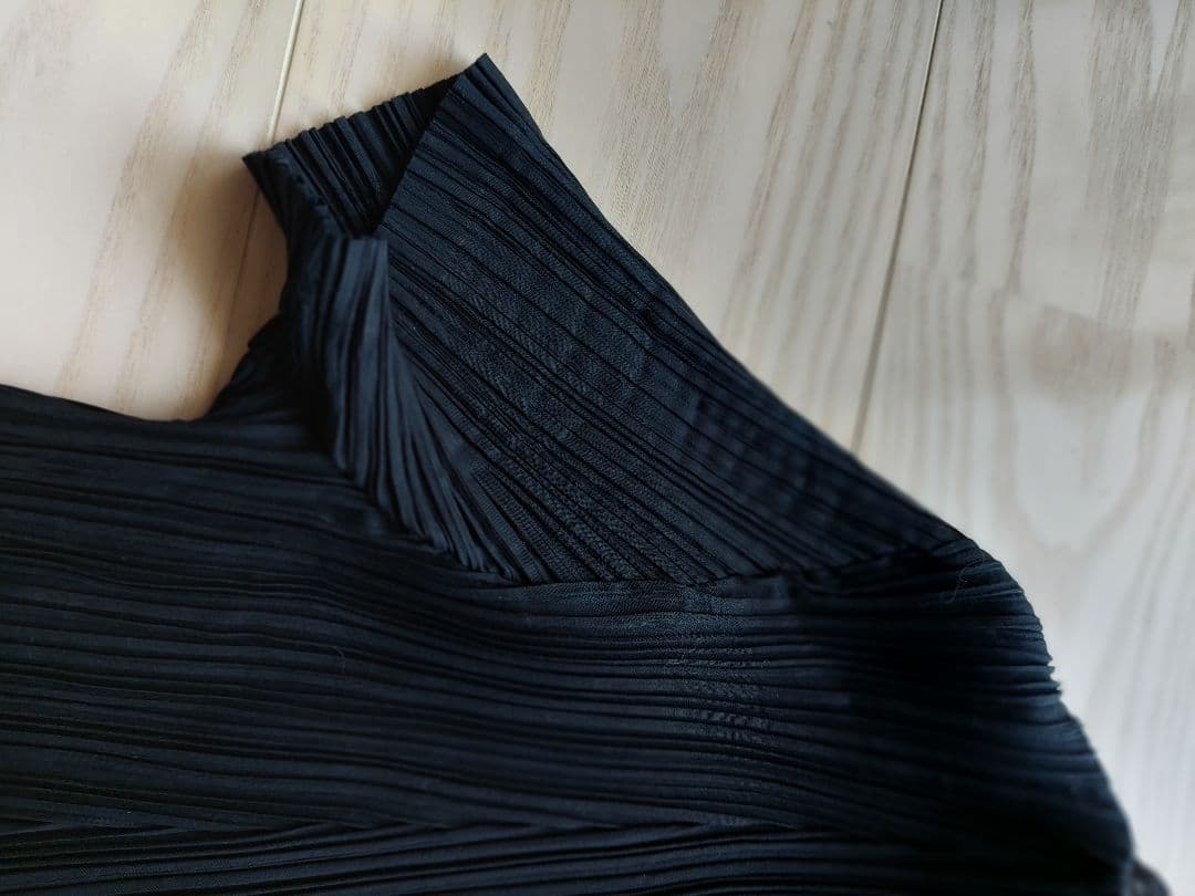 イッセイミヤケISSEY MIYAKE FETE 斜め切り替えプリーツ 黒