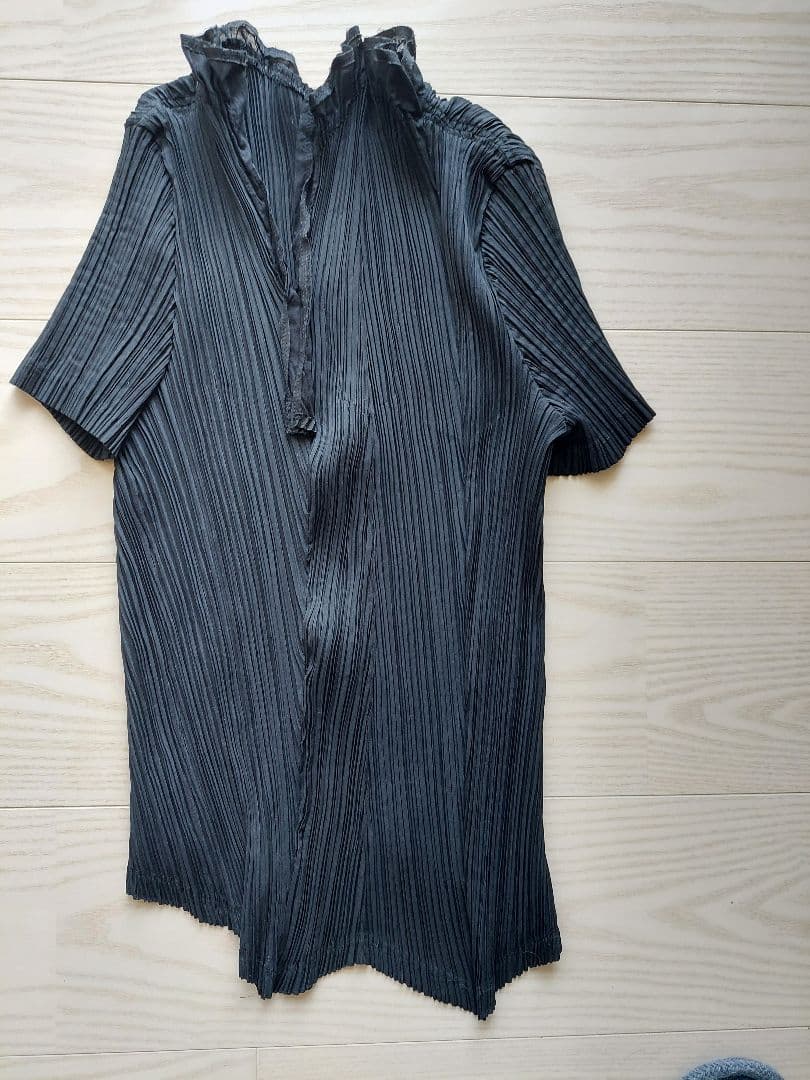イッセイミヤケISSEY MIYAKE FETE 斜め切り替えプリーツ 黒
