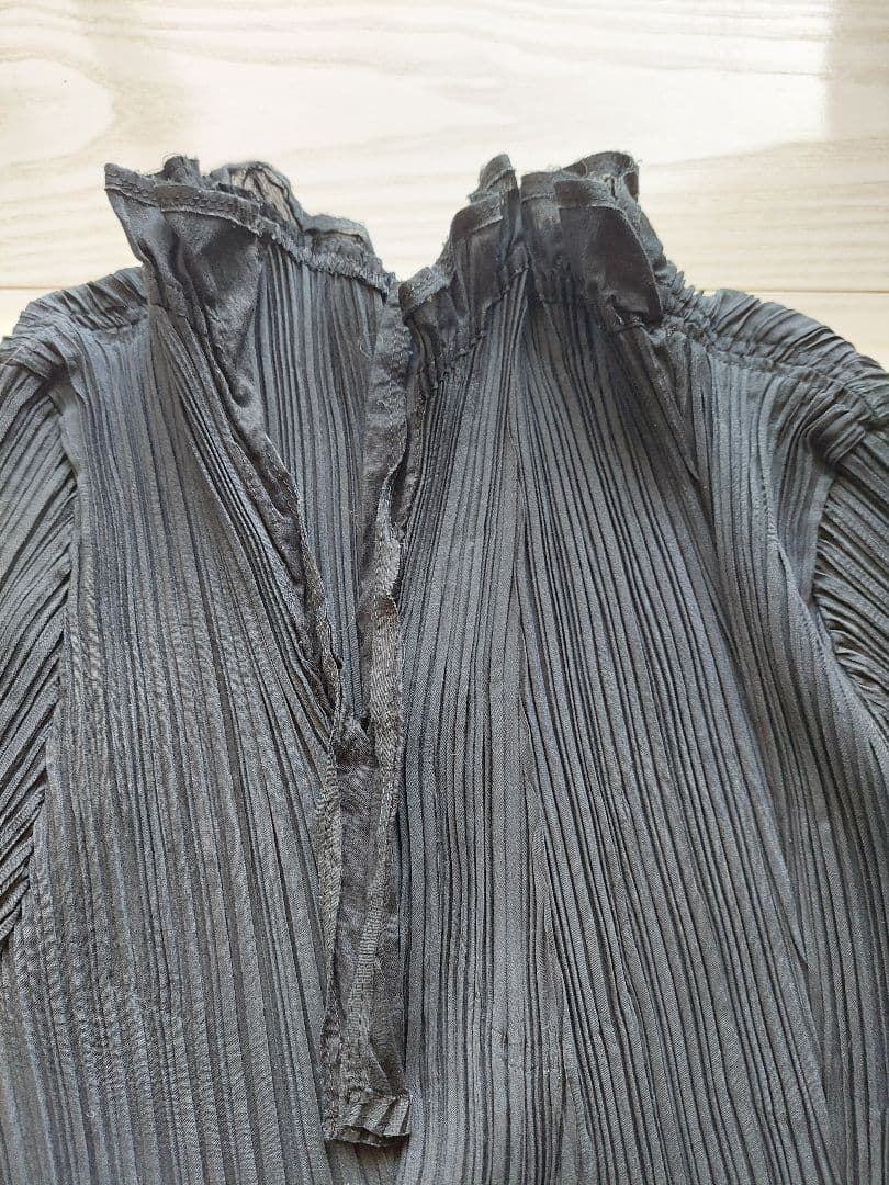 イッセイミヤケISSEY MIYAKE FETE 斜め切り替えプリーツ 黒