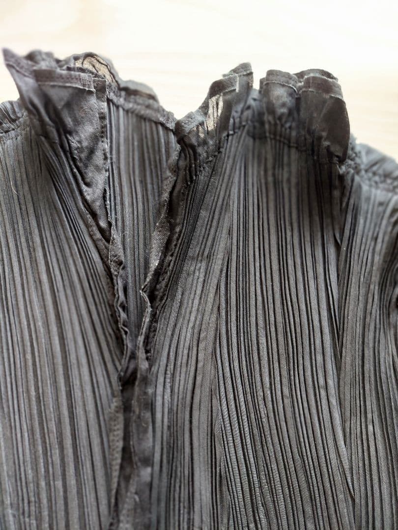 イッセイミヤケISSEY MIYAKE FETE 斜め切り替えプリーツ 黒