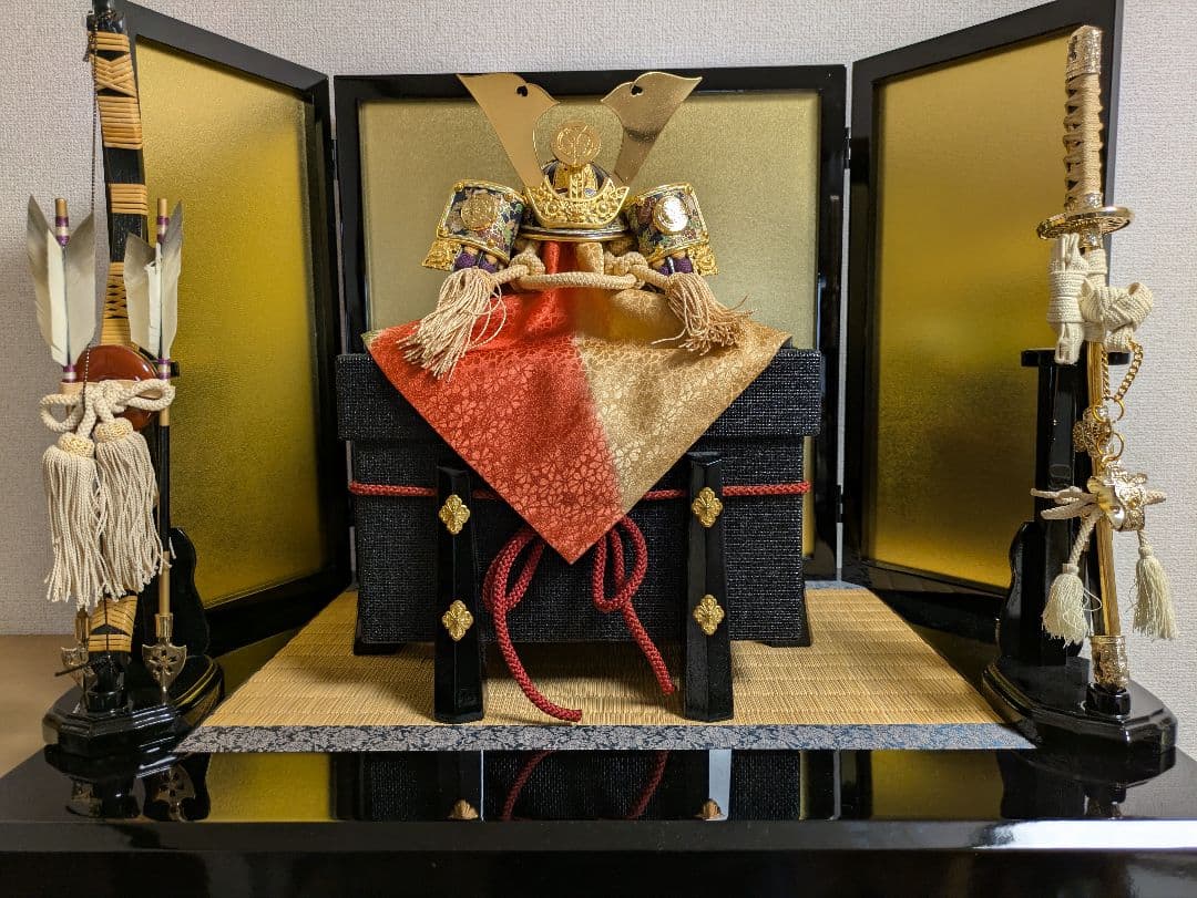 【織田信長公】創業314年 吉徳　兜飾り9号（弓太刀／絹目屏風／流備畳飾り台付）