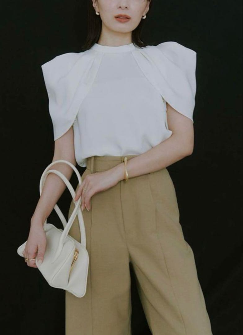 anuans アニュアンス　フォルムショルダーブラウス ホワイト