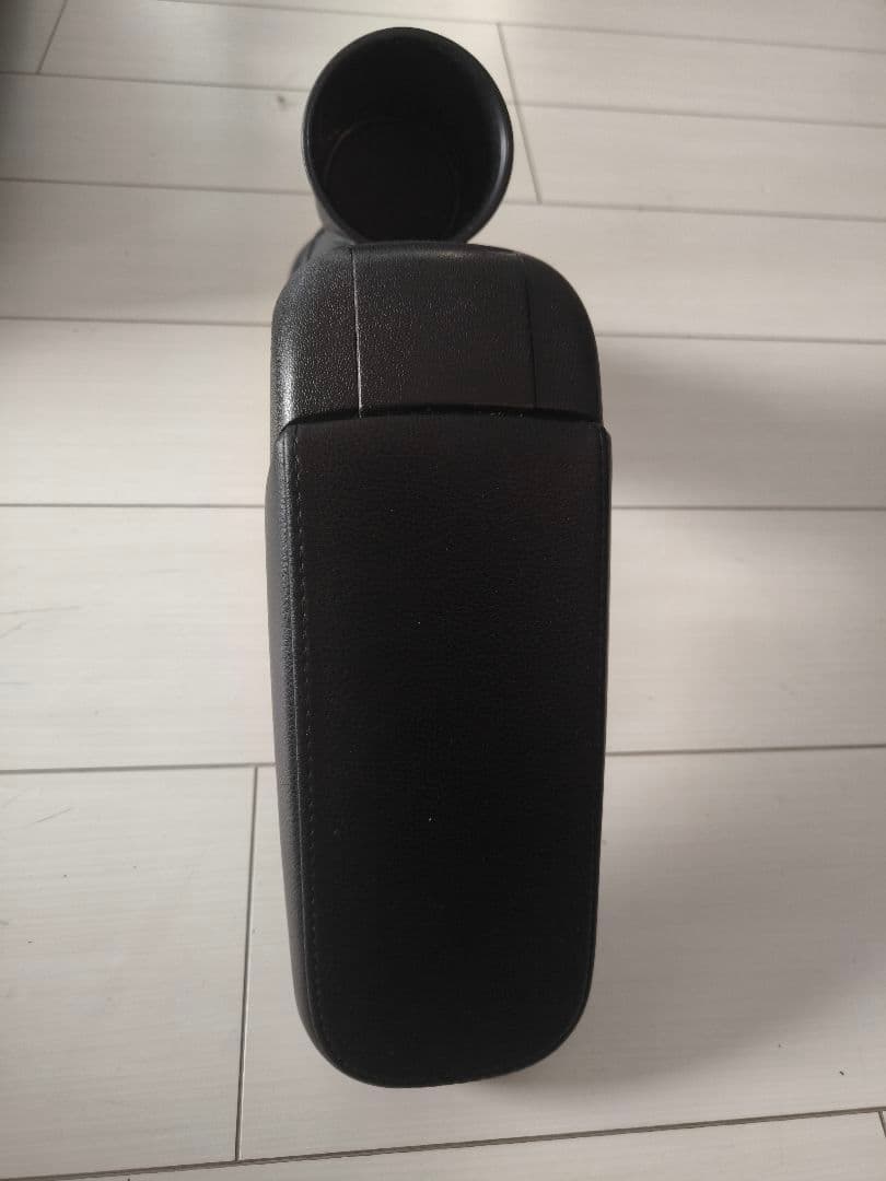 アームレスト　アクア　跳ね上げ　収納