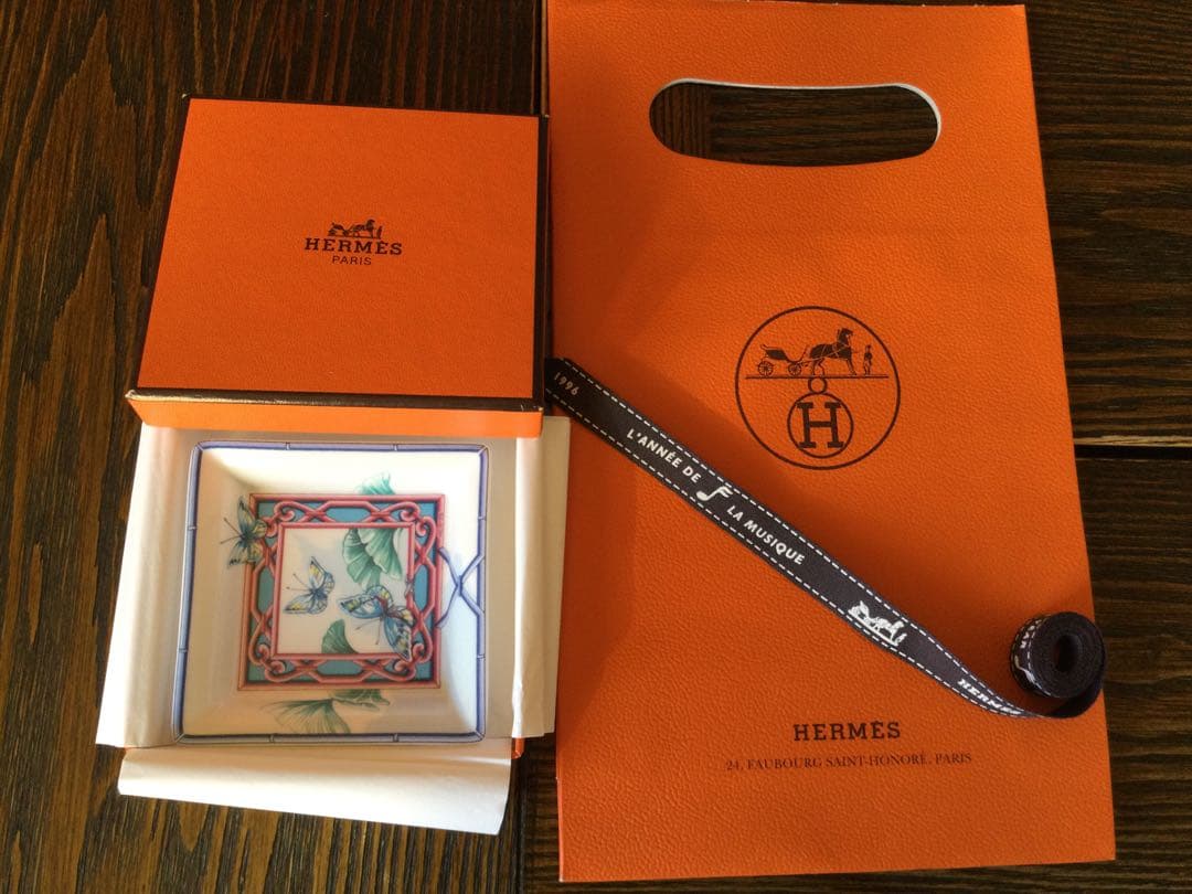 HERMES エルメス　蝶柄小皿　箱紙袋リボン付き 新品未使用