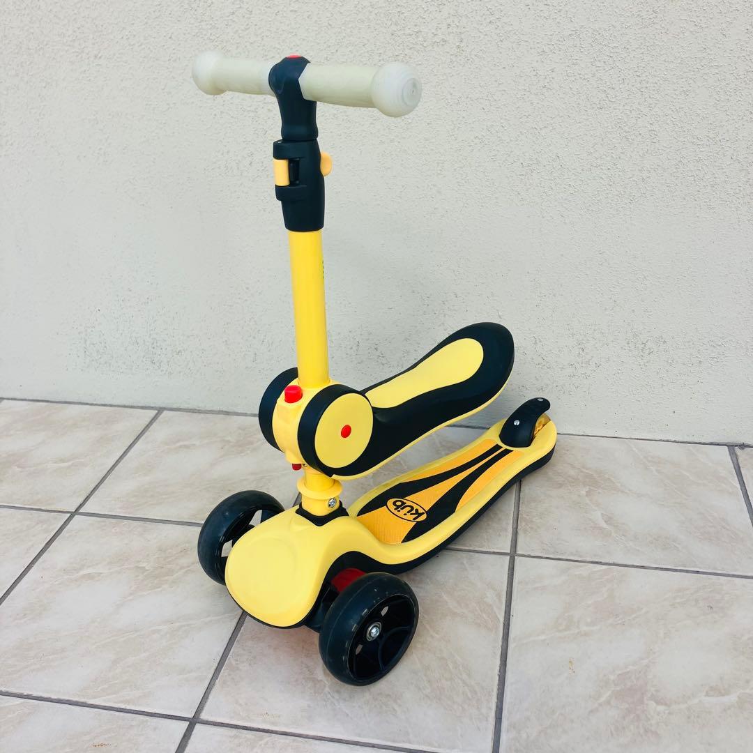 KÜB黄色い三輪スケーターホイール LEDライト　座ったり立ったりして乗れます