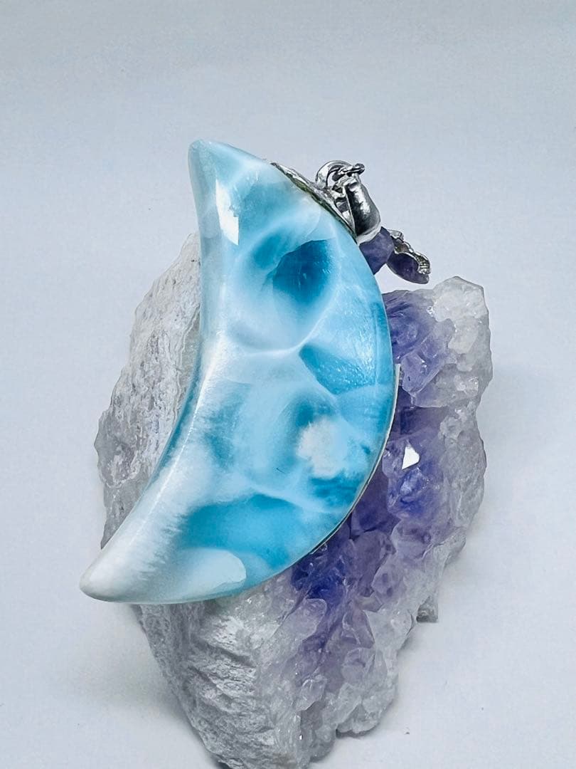 おすすめです高品質ラリマーペンダントトップ 月モチーフ お守り 天然石