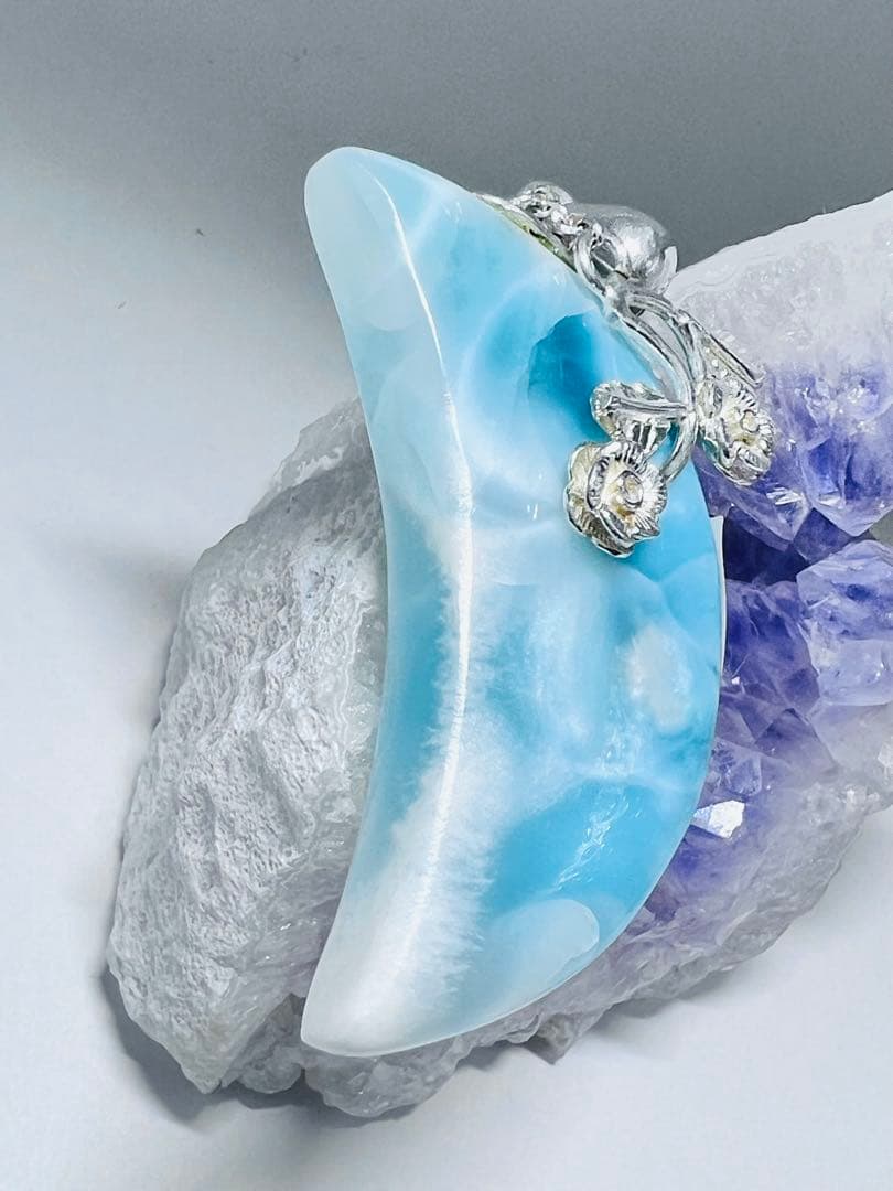 おすすめです高品質ラリマーペンダントトップ 月モチーフ お守り 天然石