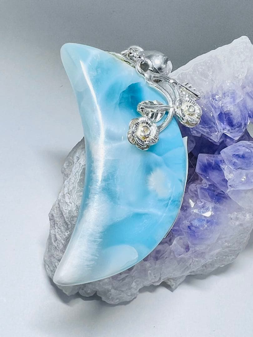 おすすめです高品質ラリマーペンダントトップ 月モチーフ お守り 天然石