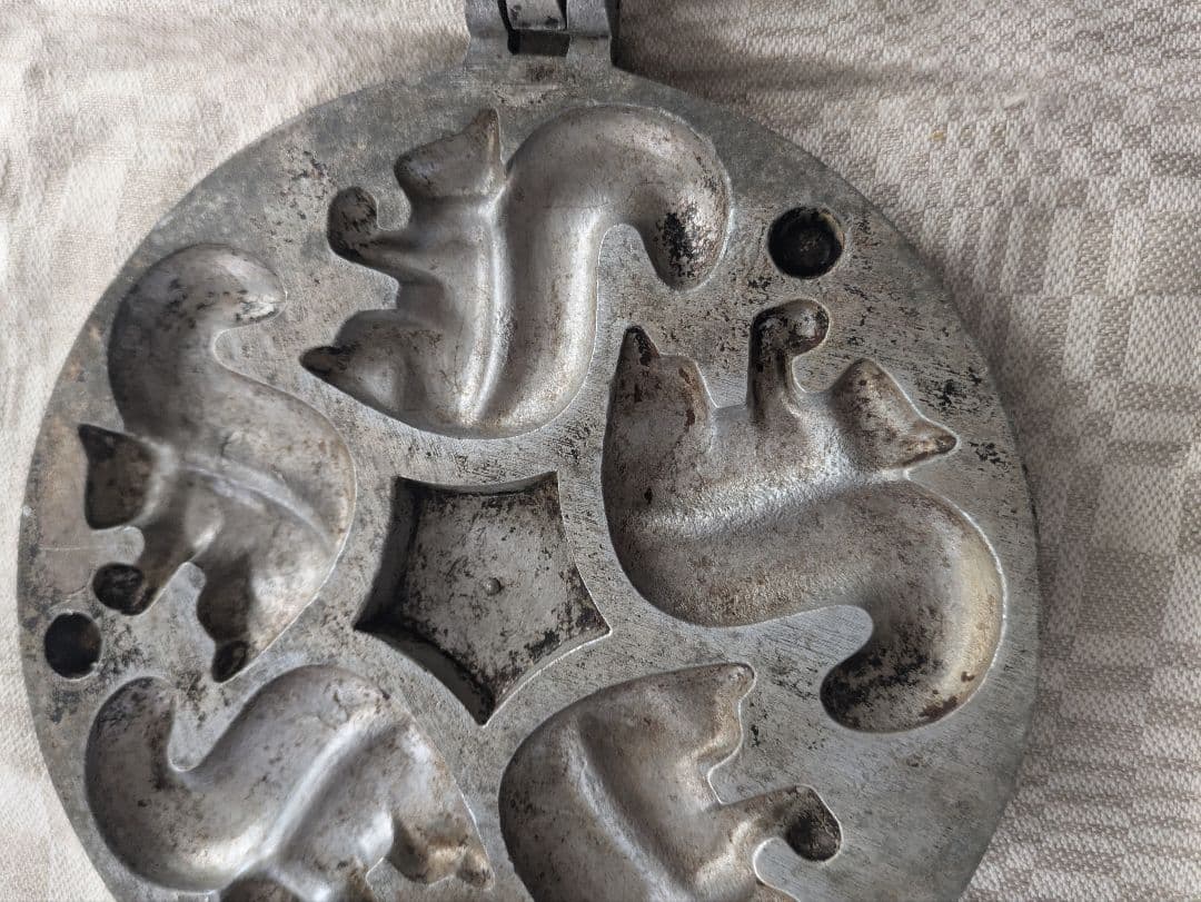 北欧　リトアニア　アンティーク焼き型 リス