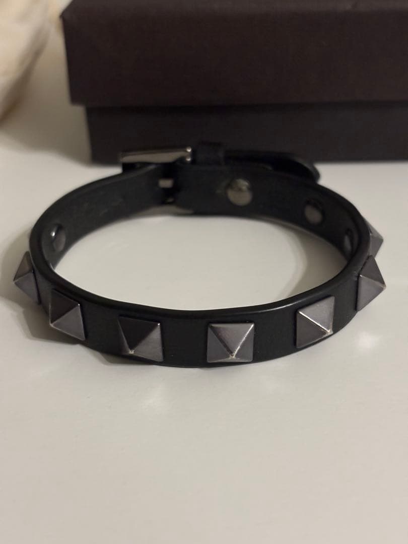 ち*ま様 【美品】 VALENTINO スタッズ レザーブレスレット