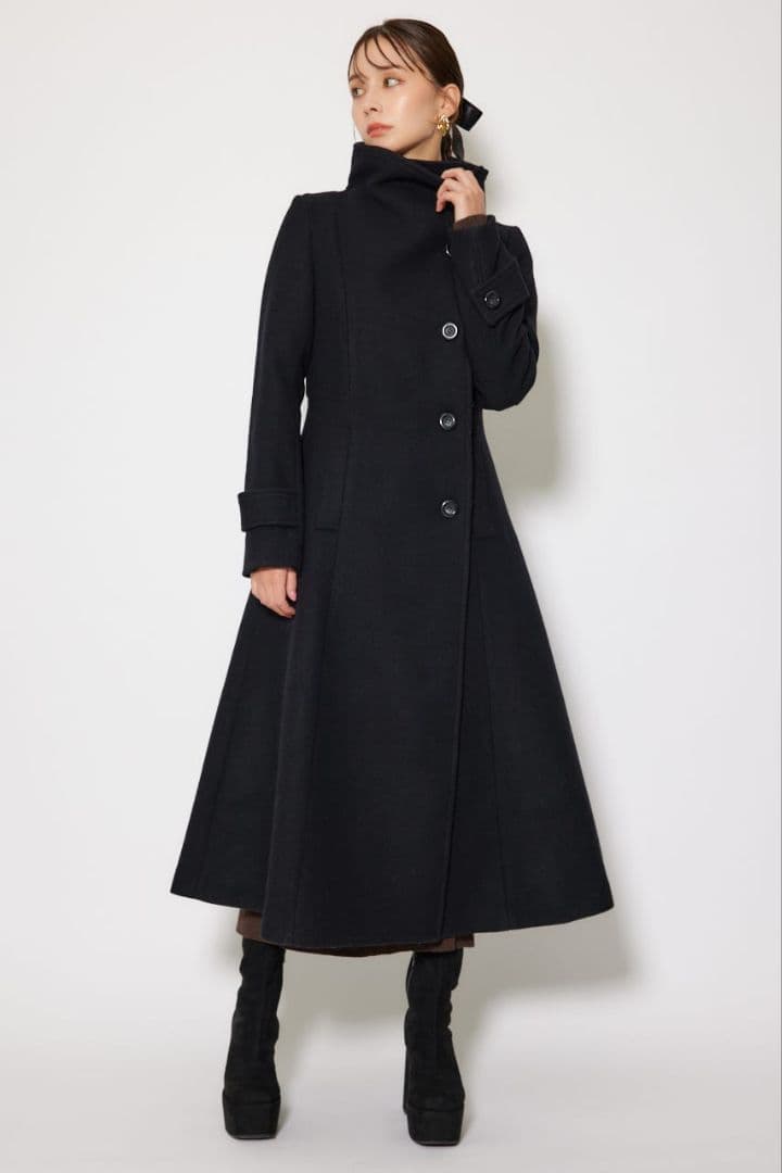 新品、未使用。リエンダの25オーバーネックシンデレララインコート