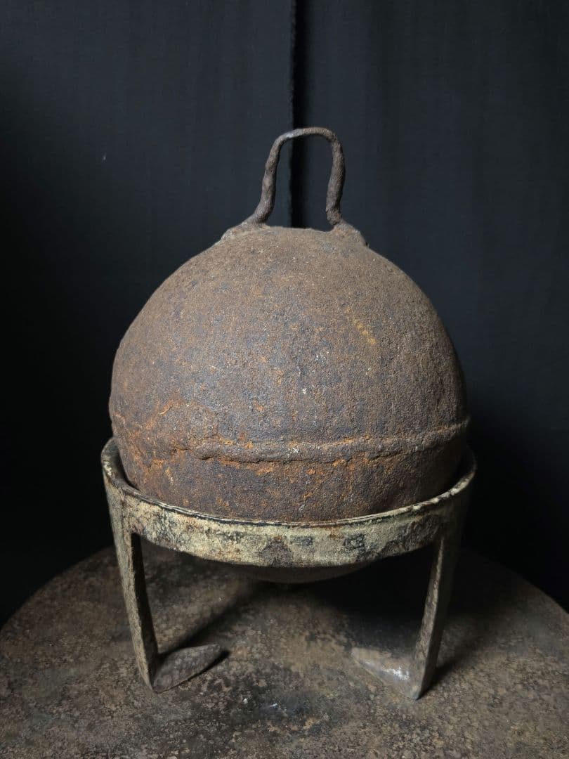 奇跡的なぴったりの台座付き、鉄味最上級の取っ手付き鉄球　骨董市古道具