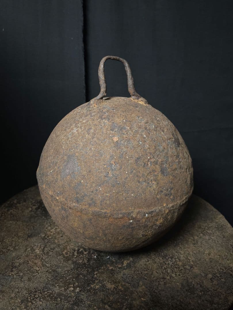 奇跡的なぴったりの台座付き、鉄味最上級の取っ手付き鉄球　骨董市古道具